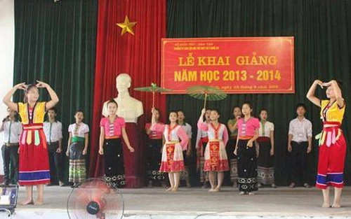 Học sinh Trường PTDTNT THPT số 2 Nghệ An múa hát chào mừng năm học 2013 - 2014