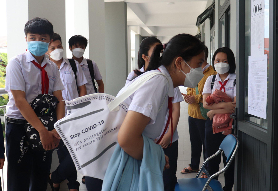 Học sinh Đà Nẵng tham dự kỳ thi tuyển sinh vào lớp 10 THPT công lập năm 2022. Học sinh Đà Nẵng tham dự kỳ thi tuyển sinh vào lớp 10 THPT công lập năm 2022.