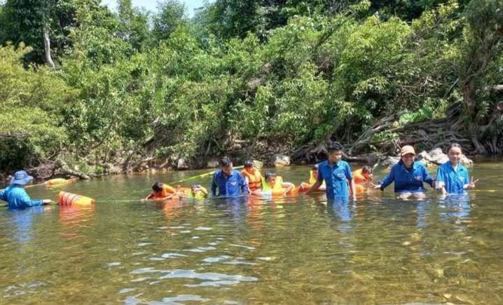 Lớp dạy bơi trên sông của Đoàn Thanh niên xã Tà Long, huyện Đakrông. Lớp dạy bơi trên sông của Đoàn Thanh niên xã Tà Long, huyện Đakrông.