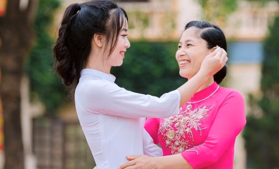 Niềm vui rạng ngời của mẹ ngày con tốt nghiệp lớp 12. Ảnh: Hà Hậu