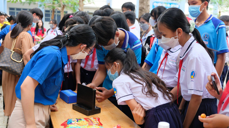 Học sinh Trường THPT Phong Phú hào hứng tham gia sân chơi Khoa học vui do Đoàn trường tổ chức.