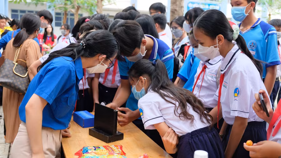 Học sinh Trường THPT Phong Phú hào hứng tham gia sân chơi Khoa học vui do Đoàn trường tổ chức.