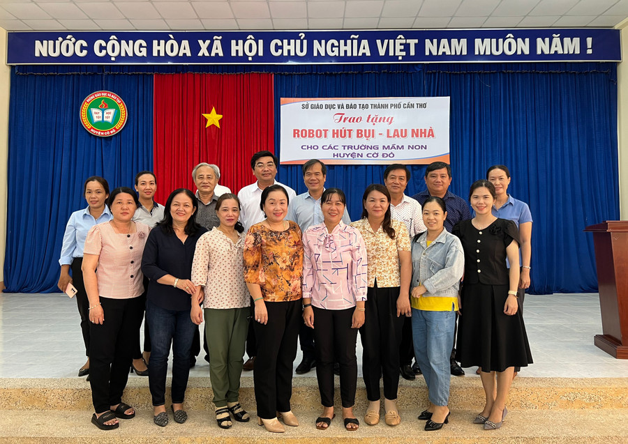 Đại diện các trường MG và Mạnh thường quân chụp hình lưu niệm.