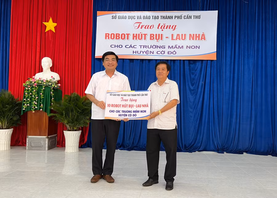 Ông Trần Thanh Bình - GĐ Sở GD&ĐT TP Cần Thơ trao tặng Robot hút bụi - lau nhà cho các trường MN.