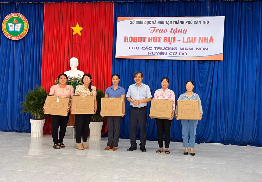 Mạnh thường quân trao Robot hút bụi - lau nhà cho các trường Mẫu giáo huyện Cờ Đỏ.