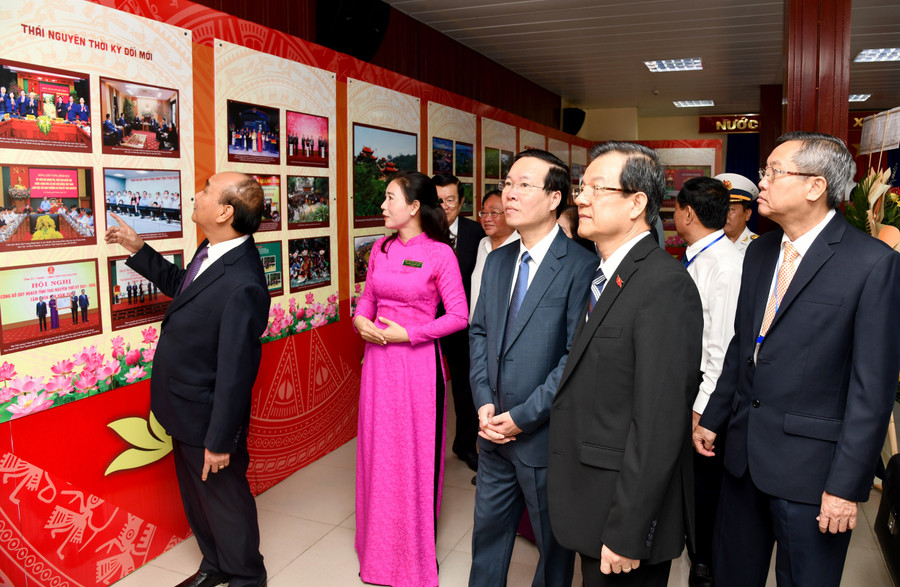 Chủ tịch nước Võ Văn Thưởng cùng các đại biểu tham quan nhà trưng bày ở Khu lưu niệm Bác Tôn. Chủ tịch nước Võ Văn Thưởng cùng các đại biểu tham quan nhà trưng bày ở Khu lưu niệm Bác Tôn.