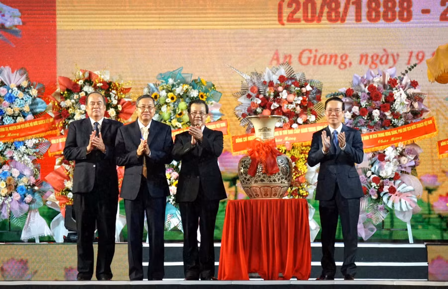 Thừa ủy quyền Tổng Bí thư Nguyễn Phú Trọng, Chủ tịch nước Võ Văn Thưởng tặng quà cho Tỉnh ủy, HĐND, UBND tỉnh An Giang.