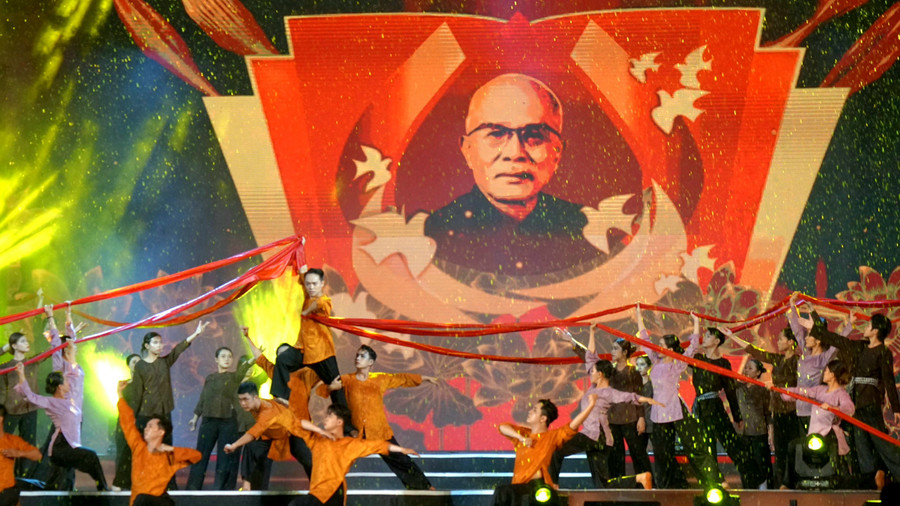 Hoạt cảnh tái hiện cuộc đời, sự nghiệp của Chủ tịch Tôn Đức Thắng. Hoạt cảnh tái hiện cuộc đời, sự nghiệp của Chủ tịch Tôn Đức Thắng.