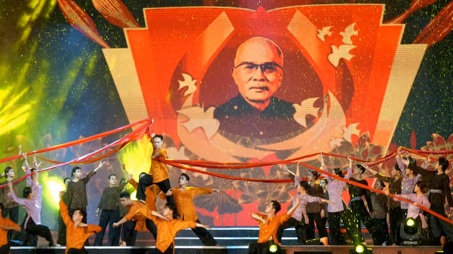 Hoạt cảnh tái hiện cuộc đời, sự nghiệp của Chủ tịch Tôn Đức Thắng.