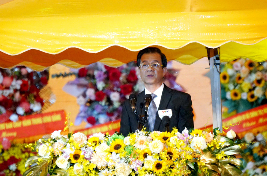 Ông Lê Hồng Quang, Bí thư Tỉnh ủy An Giang đọc diễn văn buổi lễ. Ông Lê Hồng Quang, Bí thư Tỉnh ủy An Giang đọc diễn văn buổi lễ.