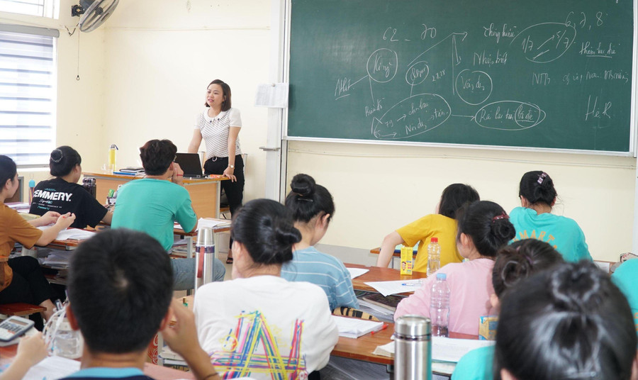 Giờ ôn thi môn Địa lý của cô Hồ Thị Hợi và học sinh. Giờ ôn thi môn Địa lý của cô Hồ Thị Hợi và học sinh.