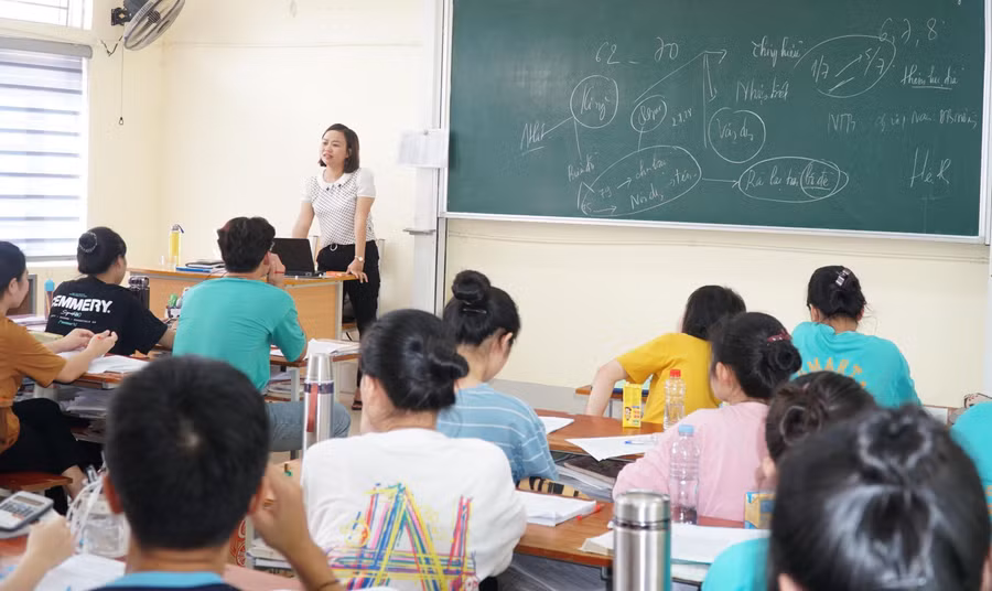 Giờ ôn thi môn Địa lý của cô Hồ Thị Hợi và học sinh.