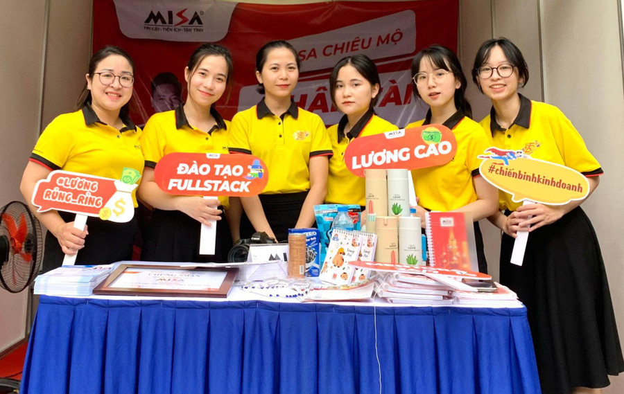 Đội ngũ tư vấn tuyển dụng của Công ty Cổ phần MISA tại ngày hội việc làm ở Trường ĐH Thủy Lợi. Đội ngũ tư vấn tuyển dụng của Công ty Cổ phần MISA tại ngày hội việc làm ở Trường ĐH Thủy Lợi.