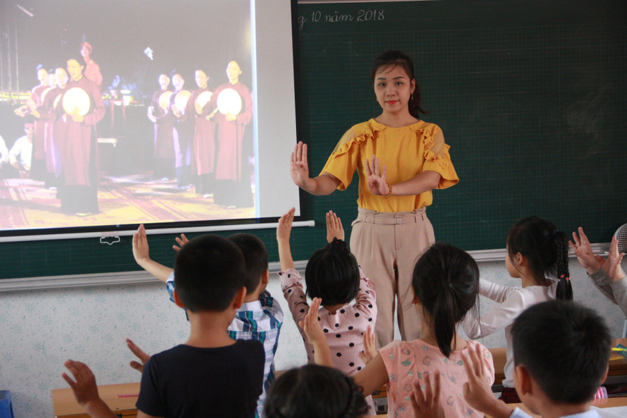 Một tiết học âm nhạc của cô – trò Trường Tiểu học Đinh Tiên Hoàng (TP Việt Trì, Phú Thọ). Một tiết học âm nhạc của cô – trò Trường Tiểu học Đinh Tiên Hoàng (TP Việt Trì, Phú Thọ).
