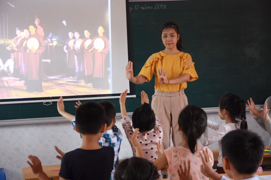 Một tiết học âm nhạc của cô – trò Trường Tiểu học Đinh Tiên Hoàng (TP Việt Trì, Phú Thọ).