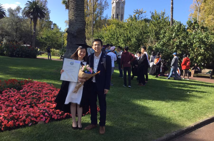 Ngọc Hà cùng bạn trai (nay là chồng) trong lễ tốt nghiệp Thạc sĩ năm 2018.