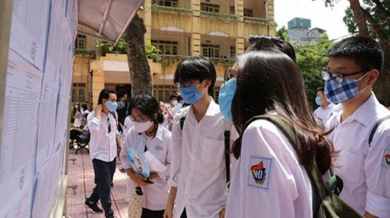 Thí sinh xem thông tin Kỳ thi tốt nghiệp THPT 2022. Ảnh: ITN Thí sinh xem thông tin Kỳ thi tốt nghiệp THPT 2022. Ảnh: ITN