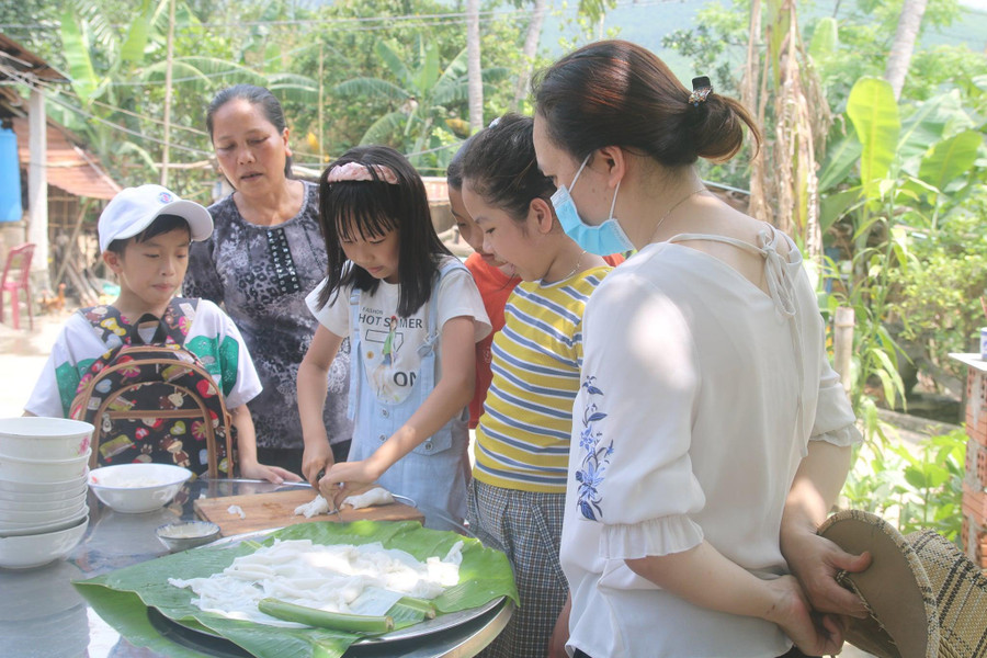Học sinh chương trình lớp học cuối tuần ở Hòa Bắc trải nghiệm quy trình làm mỳ Quảng.