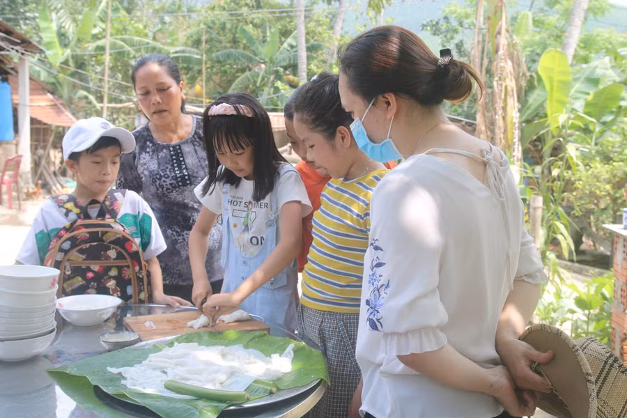 Học sinh chương trình lớp học cuối tuần ở Hòa Bắc trải nghiệm quy trình làm mỳ Quảng.