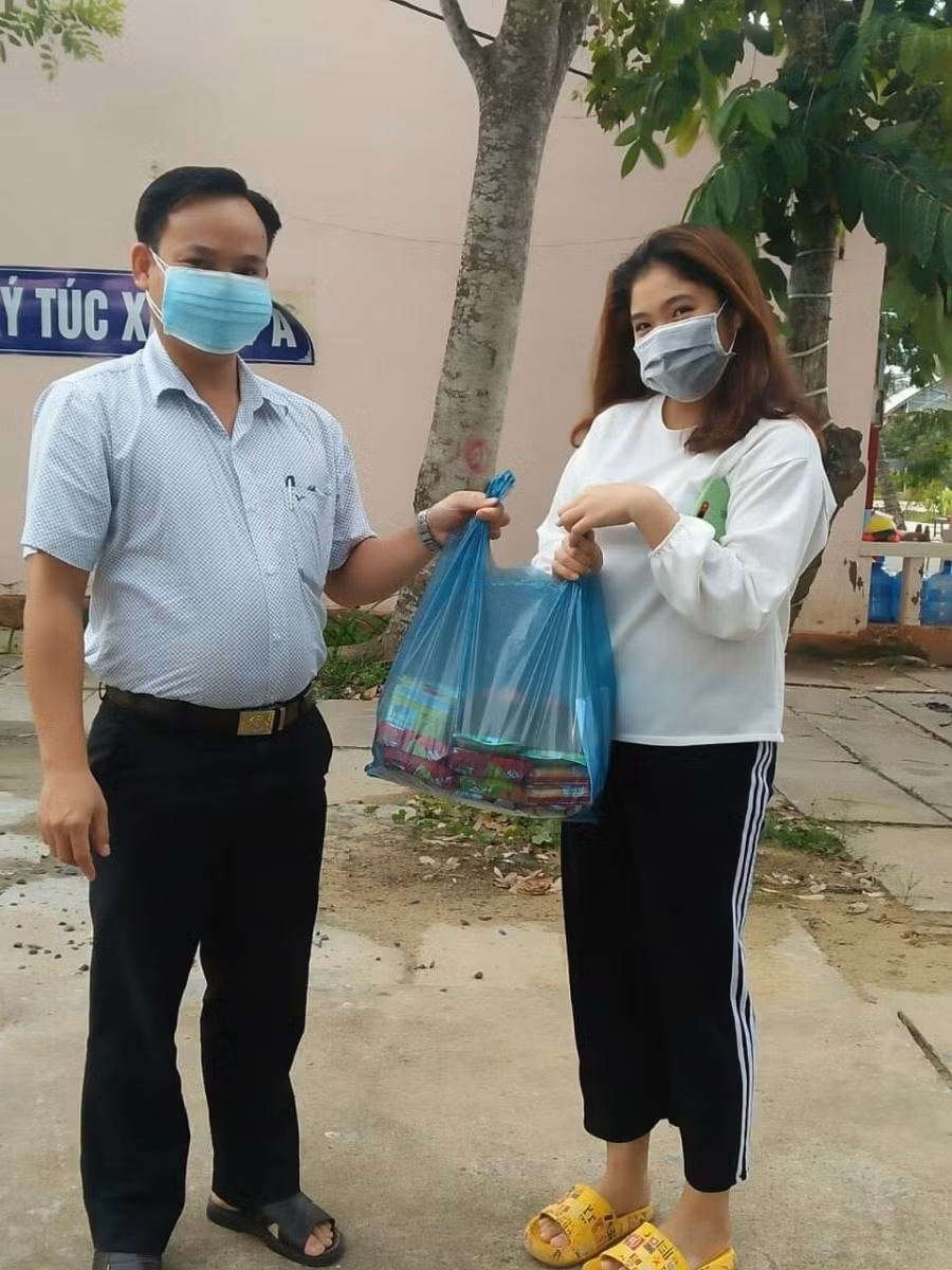 Cán bộ Trường ĐH Cửu Long trao quà hỗ trợ sinh viên.