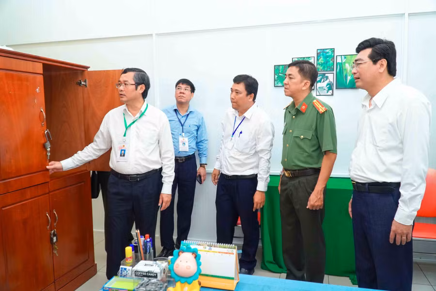 Thứ trưởng Nguyễn Văn Phúc và đoàn công tác kiểm tra tại Trường THPT Bùi Hữu Nghĩa (quận Bình Thủy, TP Cần Thơ).