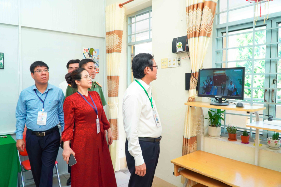 Đoàn công tác kiểm tra tại điểm thi Trường THPT Bùi Hữu Nghĩa (quận Bình Thủy).