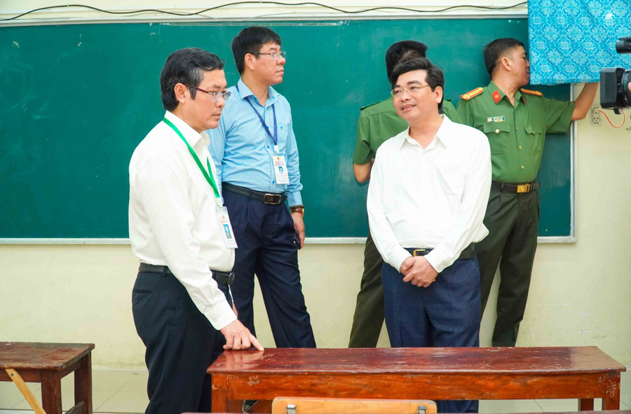 Đoàn công tác kiểm tra phòng thi.