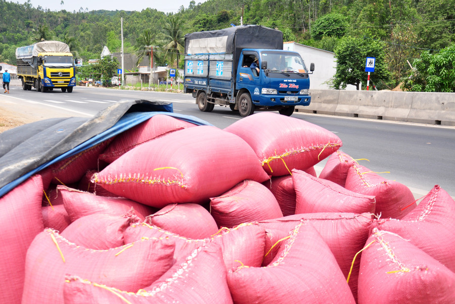 Diêm dân Sa Huỳnh từng kỳ vọng có nhà máy chế biến muối tinh chất lượng cao đầu tư tại địa phương sẽ thoát cảnh muối rớt giá, ế ẩm. Tuy nhiên sau đó công trình đóng cửa, người dân nơi đây cơ cực vận chuyển muối lên quốc lộ 1 chờ bán cho thương lái, hoặc đưa về những vùng quê xa tiêu thụ với giá cả bấp bênh.