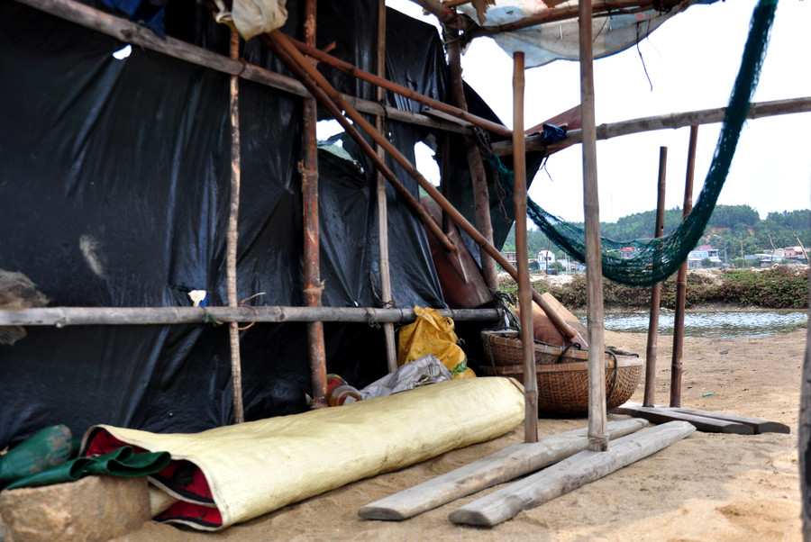 Dụng cụ làm muối bỏ mặc trong lều tạm giữa đồng. Tháng 4/2011, Cục Sở hữu trí tuệ (Bộ Khoa học- công nghệ) từng cấp giấy chứng nhận nhãn hiệu tập thể "Muối Sa Huỳnh" cho diêm dân xã Phổ Thạnh, huyện Đức Phổ. Ông Nguyễn Thành Út- Chủ nhiệm Hợp tác xã Muối 1 lo ngại, chưa bao giờ diêm dân Sa Huỳnh lại rơi vào cuộc sống bi đát như hiện nay. Nếu bà con tiếp tục bỏ hoang ruộng thì thương hiệu muối Sa Huỳnh nổi tiếng cả nước trong tương lai gần sẽ biến mất.