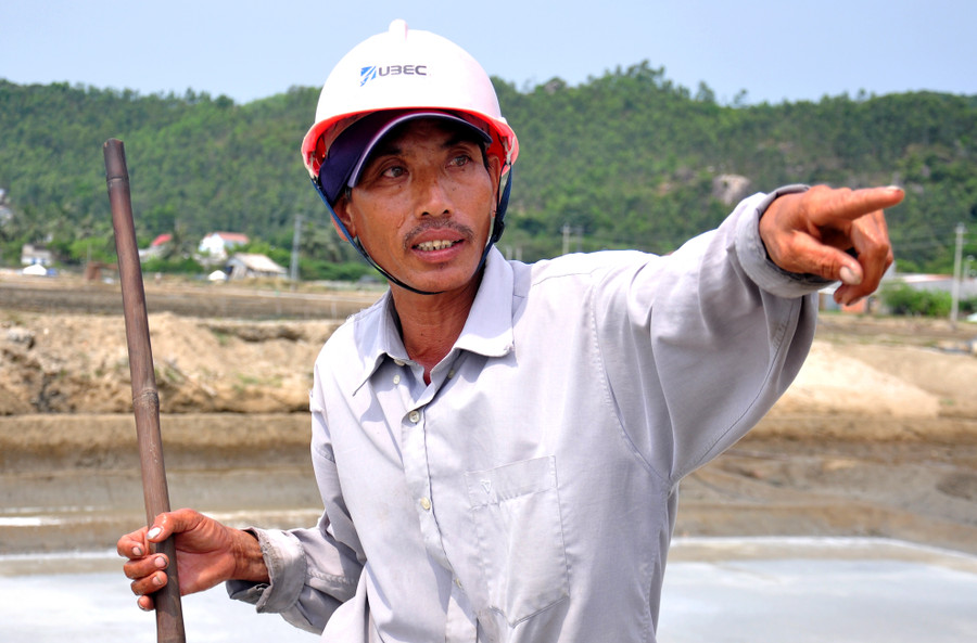 Ông Trần Quang Kim (ngụ xã Phổ Thạnh) chỉ tay về phía ruộng hoang vắng hoe: " Những năm trước vào thời điểm này, diêm dân tất bật ra đồng đầm đất, lấy nước vào ruộng rộn ràng, nhưng giờ chỉ lác đác vài người. Giá muối rẻ như cho nên ai cũng chán nản", ông Kim cho biết.