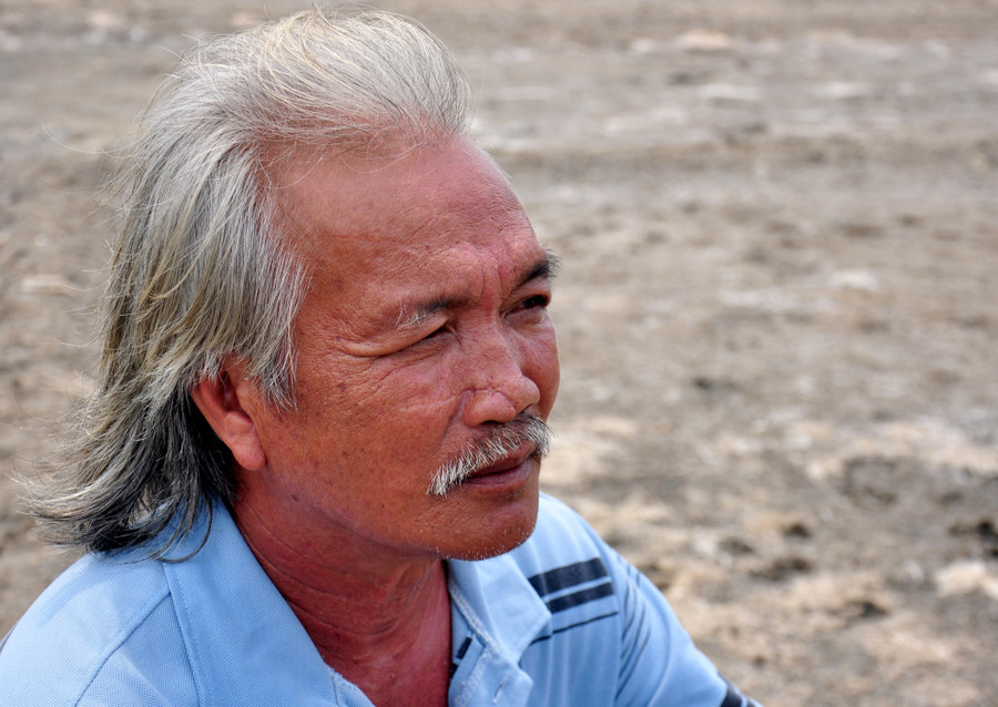 Ngồi thẫn thờ bên đồng ruộng bỏ hoang, ông Trần Ngọc Thạch (ngụ xã Phổ Thạnh) cho hay, giá muối rớt giá liên tục nên gia đình đành bỏ hoang 3.000 m2 ruộng để thời gian làm việc khác cải thiện thu nhập. "Gắn bó với nghề làm muối hơn 40 năm qua, đây là năm đầu tiên gia đình tôi bỏ hoang ruộng với diện tích lớn thế này", ông Thạch buồn bã tâm sự.