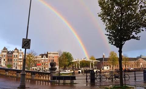 Cần có khoảng cách nhất định con người mới có thể thấy được cầu vồng, do đó, con người sẽ không bào giờ tìm đến được chân cầu vồng.