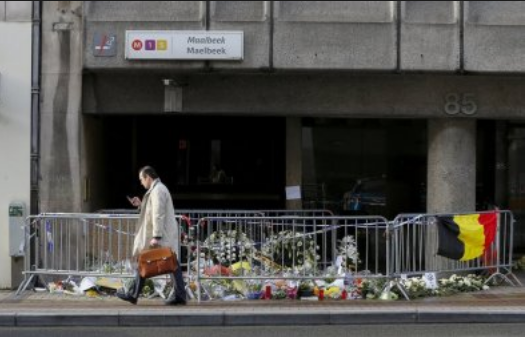 Không thể ngăn vụ đánh bom ga tàu Brussels vì gửi nhầm email? ảnh 1 Hiện trường bên ngoài ga tàu điện ngầm Maelbeek ở Brussels sau vụ đánh bom liều chết hôm 22/3. (Ảnh: BI)