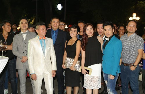 Thái Thùy Linh "tái xuất" showbiz sau 4 tháng sinh con