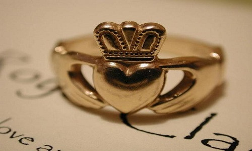 Nhẫn Claddagh có hình bàn tay ôm trái tim và vương miện của người La Mã. Ảnh: Royalcladdagh.