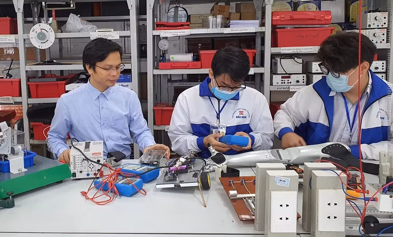 Thầy Ngô Văn Tiến (ngoài cùng bên trái), Trường THPT Hàn Thuyên (Bắc Ninh) hướng dẫn học sinh NCKH. Ảnh: NVCC