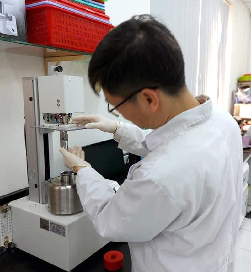 PGS.TS Phạm Văn Hùng trong phòng thí nghiệm. PGS.TS Phạm Văn Hùng trong phòng thí nghiệm.
