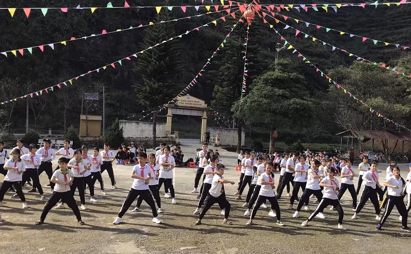 Học sinh Trường PTDTBT THCS Tà Chải (Bắc Hà, Lào Cai) luyện tập võ cổ truyền trong giờ thể dục. Ảnh: NTCC