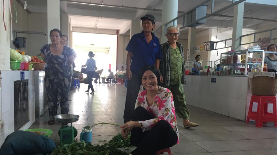 Phương Thanh mặc điệu đà bán rau ở chợ