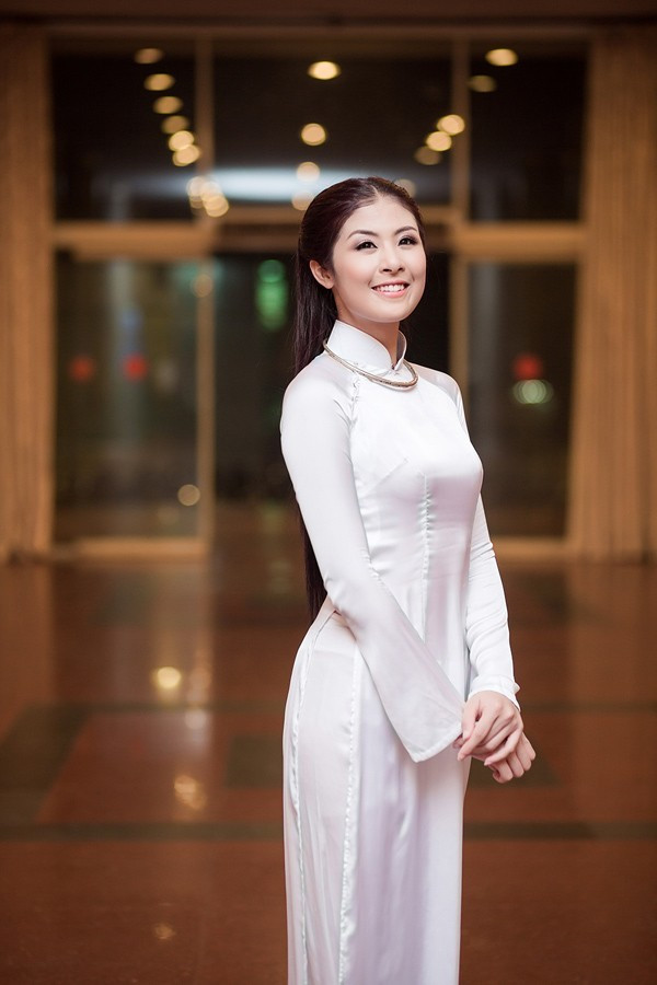 Người đẹp Việt chuộng mốt áo dài trắng dự sự kiện