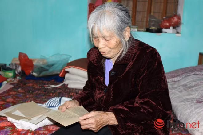 Bà Nguyễn Thị Gái (80 tuổi) mẹ của liệt sĩ Gạc Ma rưng rưng cầm kỷ vật của con.