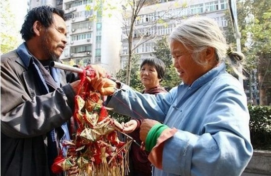 Câu chuyện cảm động về sự hy sinh của những người cha nghèo dành cho con Câu chuyện cảm động về sự hy sinh của những người cha nghèo dành cho con