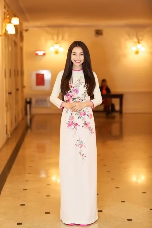 Người đẹp Việt chuộng mốt áo dài trắng dự sự kiện