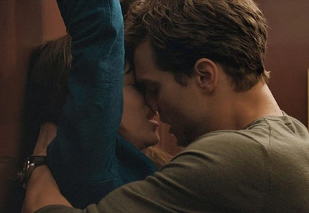 Jamie và Dakota trong một cảnh phim "50 sắc thái"