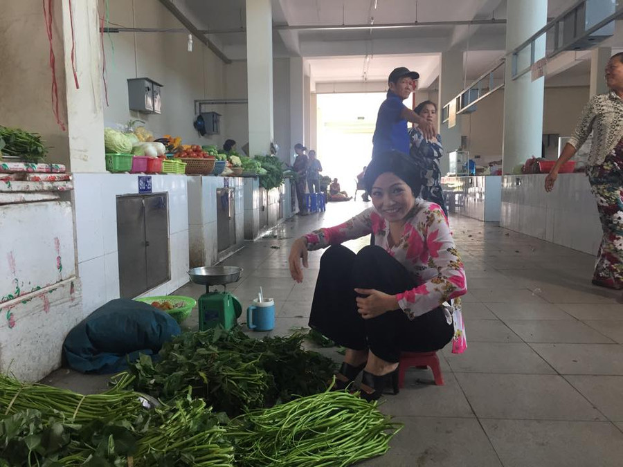 Phương Thanh mặc điệu đà bán rau ở chợ
