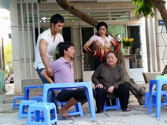 Phương Thanh mặc điệu đà bán rau ở chợ
