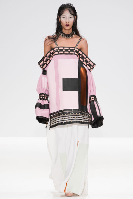 Hoàng Thùy lộ ngực khi catwalk ở Tuần lễ Thời trang London - Ảnh 5 Hoang Thuy lo nguc khi catwalk o Tuan le Thoi trang London - Anh 5