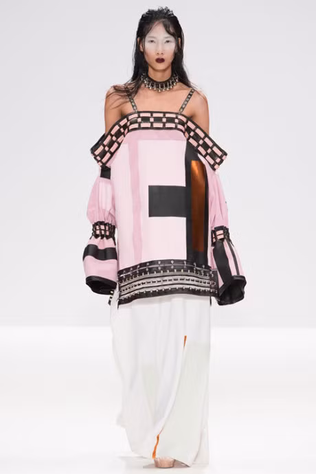 Hoang Thuy lo nguc khi catwalk o Tuan le Thoi trang London - Anh 5