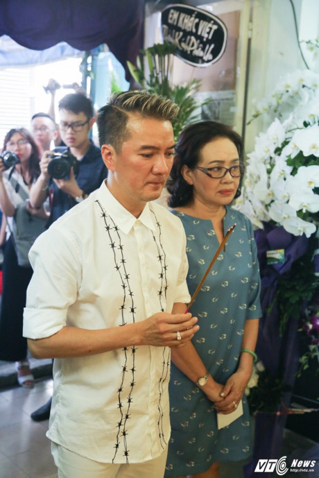 Nhật Hào khóc nấc, Đàm Vĩnh Hưng lặng người bên linh cữu Minh Thuận - Ảnh 2 Nhat Hao khoc nac, Dam Vinh Hung lang nguoi ben linh cuu Minh Thuan - Anh 2
