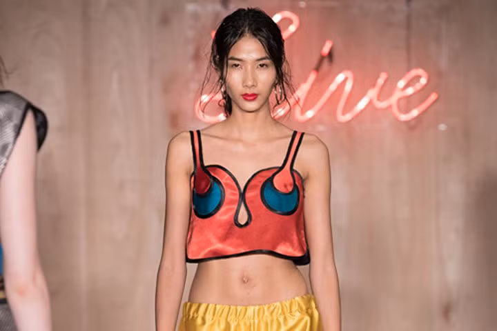 Hoàng Thùy lộ ngực khi catwalk ở Tuần lễ Thời trang London